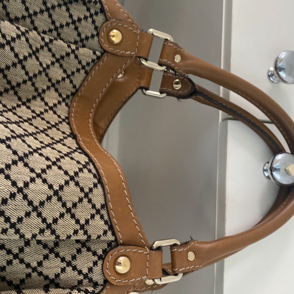Gucci handbag, authentic, comes with Gucci authenticity card.. Perfect condition - Picture 3 of 9